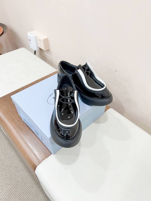 已认证 Pradx普家 新款黑色开边珠厚底鞋 乐福鞋 Pradx这款松糕厚底鞋今年非常火爆 增高 休闲两不失误 脚感舒适 清爽的表现足以表达对鞋子的个个细节的把