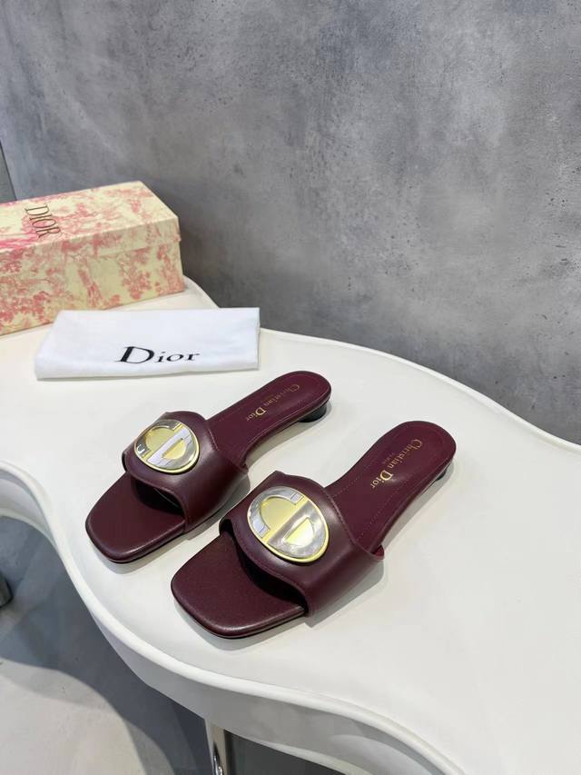 Dior字母拖鞋爆款 国内第一双原版巴黎人肉带回一比一开模 全网正确版本最快出货 P 橡胶 真皮 5色可选 后面新色会陆续更新 欢迎爆单