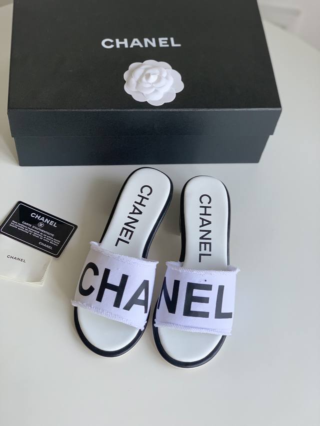Chanel 24C早春度假系列拖鞋 这是甜心芭比的一季 又要让多少香奶奶女孩少女心泛滥 让人眼前一亮的感觉 经典的大标设计 鞋面定制面料 内里羊皮 真皮大底