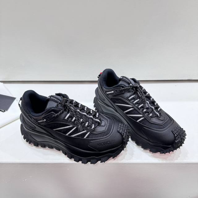Moncler 盟可睐 Trailgrip Gtx 减震抗撕裂户外运动鞋 Moncler能够将高端设计元素与全面实用性无缝融合 推出这款采用超级耐用的部件制成