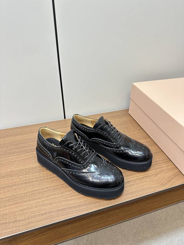 Miumiu& Church'S 联名款布洛克鞋 Miu Miu 宣布携手鞋履品牌 Church S 呈现 秋冬合作系列 将品牌传统的正装风范与 Miu Miu