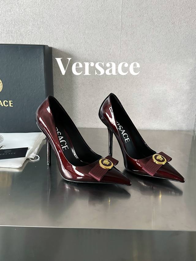 范思哲 瓦萨琪 Versace 顶级版本 范思哲 Gianni Ribbon 高跟鞋 此款漆皮制成的尖头高跟鞋 采用细高跟 正面饰有 Medusa 蝴蝶结 采用
