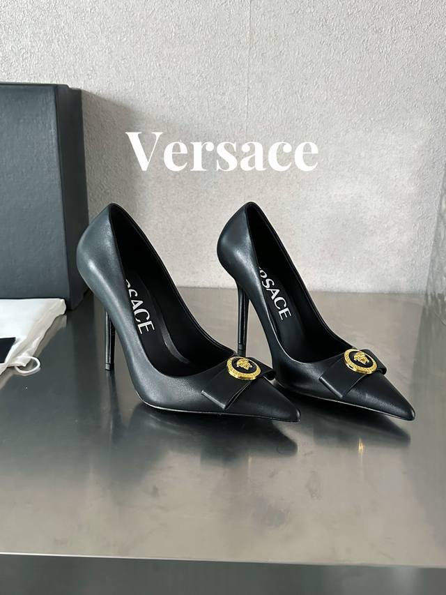 范思哲 瓦萨琪 Versace 顶级版本 范思哲 Gianni Ribbon 高跟鞋 此款漆皮制成的尖头高跟鞋 采用细高跟 正面饰有 Medusa 蝴蝶结 采用