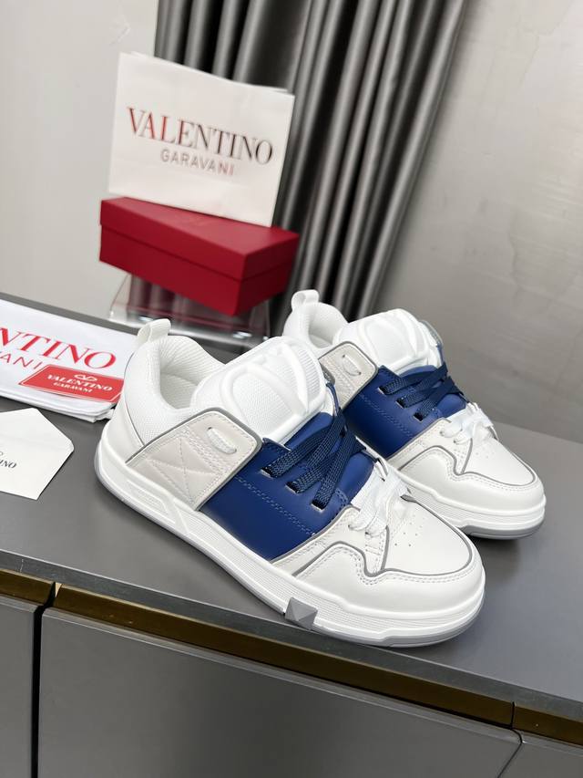 Valentino 专柜同步新增色 专柜同步 霸气侧漏 新款来袭最高端 情侣款 女:35-41 男: 38-46 购买原版 1:1复刻 面料:小牛皮 织物 鞋垫