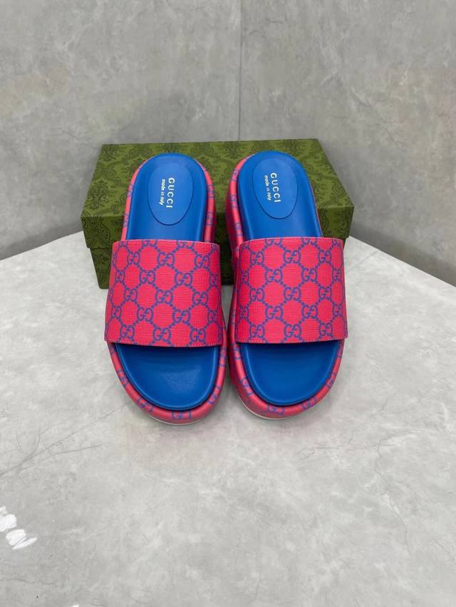 Gucci官网新款女式厚底拖鞋凉鞋 Gg 标志于 1 年代首次使用 是 1 年代原始 Gucci 菱形图案的演变 自此成为品牌的标志 在这里 图案以鲜艳的颜色定