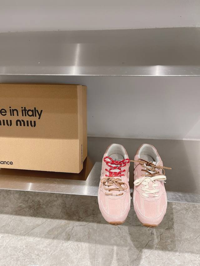 Miumiu X New Balance 联名款nb运动鞋 Miu Miu 缪缪大秀上爆出的这双与new Balance 新百伦联名款运动 球鞋 后全球各大代购