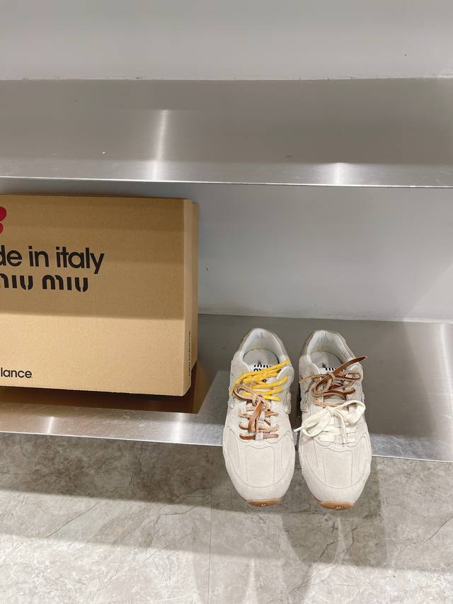 Miumiu X New Balance 联名款nb运动鞋 Miu Miu 缪缪大秀上爆出的这双与new Balance 新百伦联名款运动 球鞋 后全球各大代购