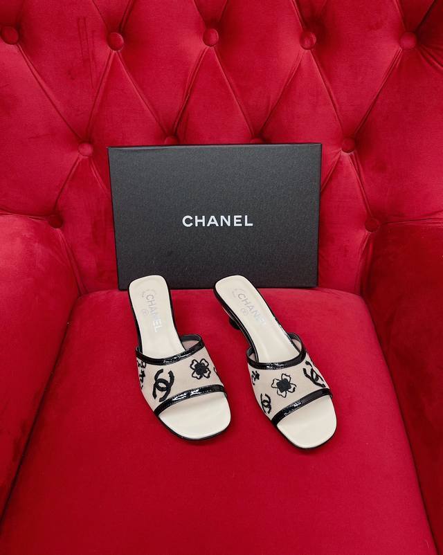 出厂价p Chanel香奈儿2024 尖头 玛丽珍 后空 单鞋 经典版型搭配组合营造出了很强烈的高级感 上脚非常精致 俏皮 而且很显女人味 而且经典的版型让它兼