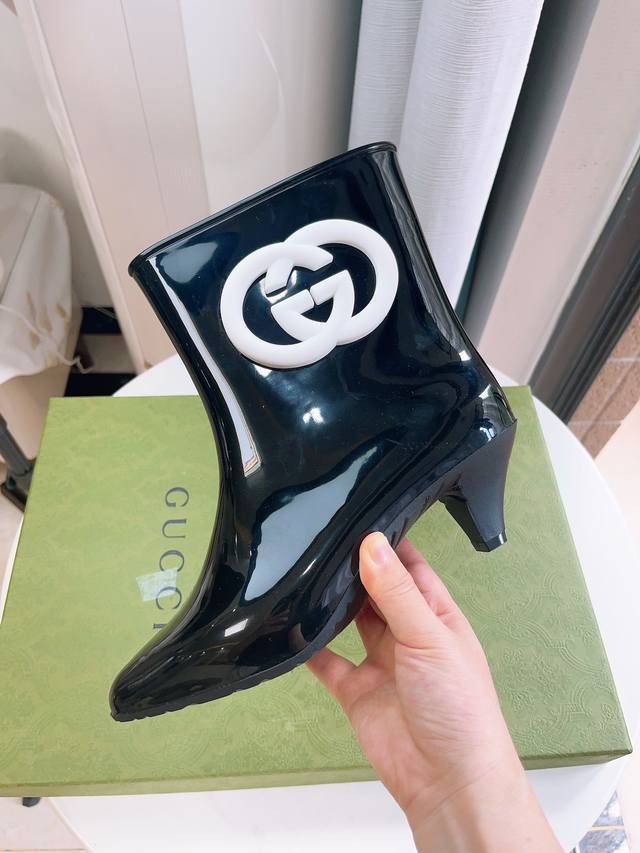 G家 2023 Ss最新款雨靴 互扣式双g在这款亮面橡胶踝靴上焕然新演绎为哑光橡胶细节 采用橡胶pvc材质 一体成型工艺 小猫跟高5.4厘米 不下雨都美美的雨靴