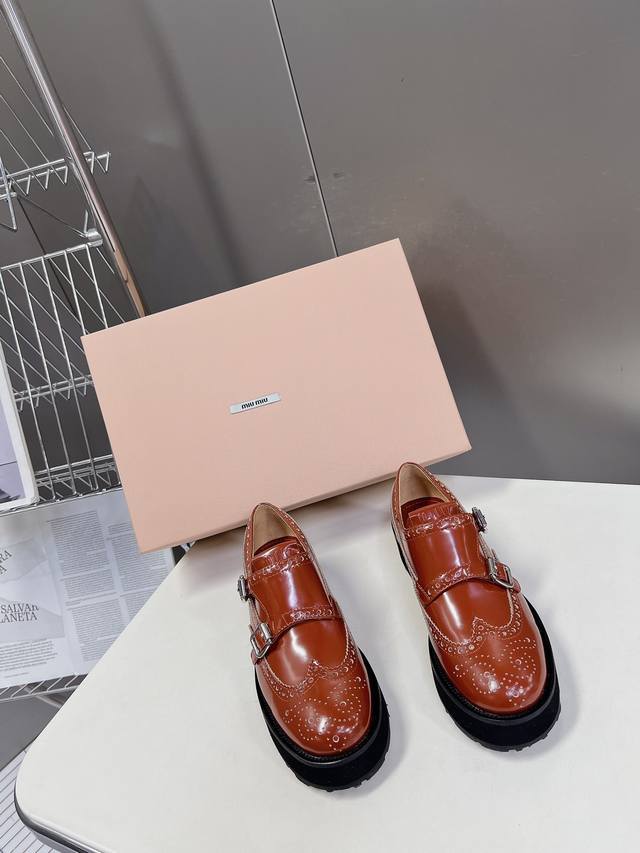 Miu Miu 谬谬宣布携手鞋履品牌 Church S 呈现春夏合作系列 将品牌传统的正装风范与 Miu Miu 品牌蕴藉的自由精神彼此融合 合作系列发布之际