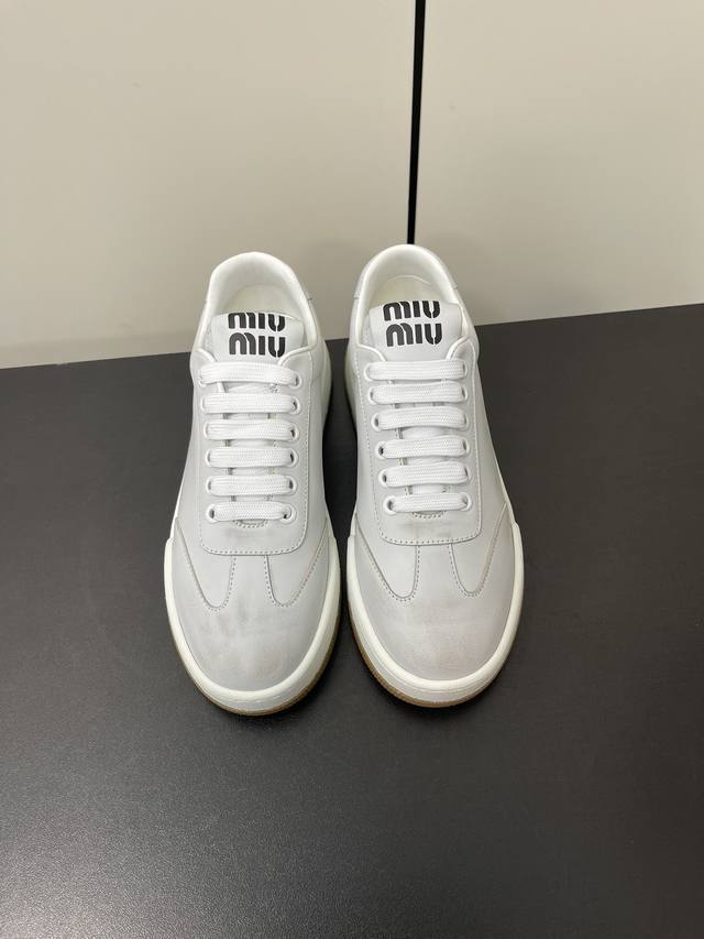 Miumiu24早春新款休闲小白鞋 简约的格板设计 极具辨识度的鞋舌 上脚超级阳光青春少女味一足 能把休闲鞋打造的如此甜美 只有miu才能做到了 上脚气场一足