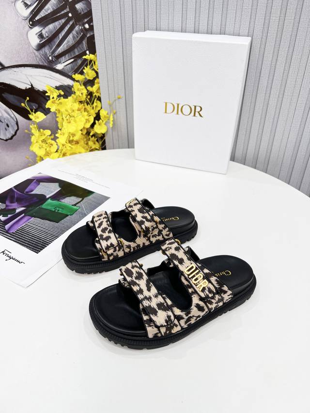 冲量价 这款黑色羊皮革 Dioract 凉拖款式时尚。搭配贴合脚型的内底，采用格外轻盈、舒适的皮革制作。鞋面饰带采用魔术贴开合，饰以金色饰面金属“Dior”标志