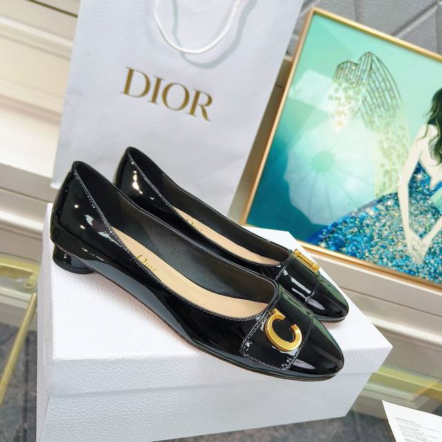 2024专柜新款漆皮圆跟矮跟单鞋 这款 C ' Est Dior 凉拖是2024年夏季新款，优雅时尚。采用漆皮革精心制作，款式简约，饰以金色饰面金属 C 和 D