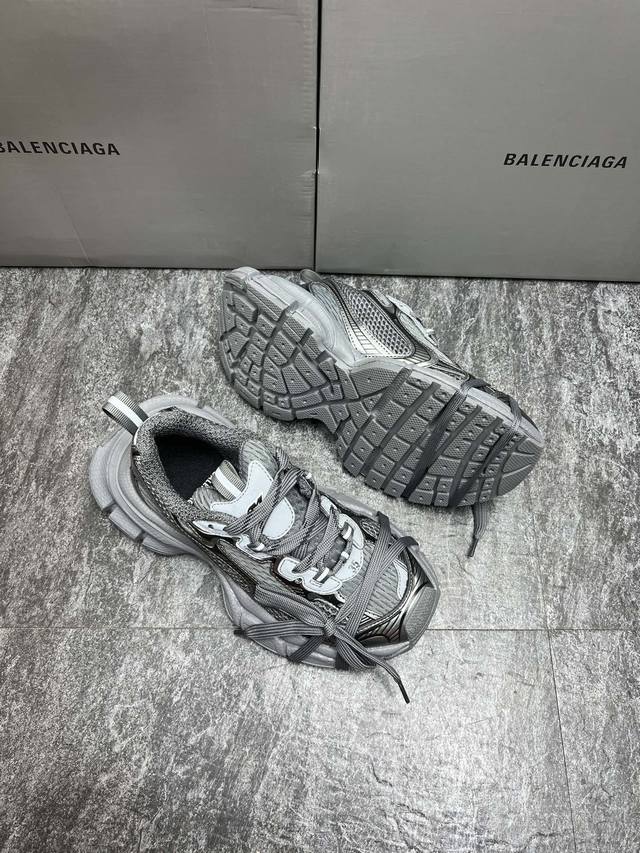 原版开发 Balenciaga 巴黎世家3Xl 网布系带 低帮 做旧浅米色 老爹鞋 3Xl鞋款延续了近年来大火的“老爹鞋’鞋型，同时又通过特殊系带的方式，增加了