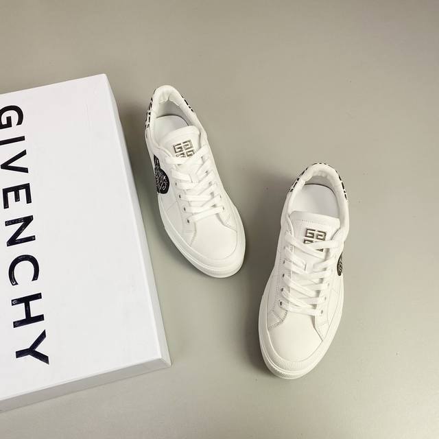 高版本givench*Y 对版开发，2022早春新款josh Smith X Givenchy联名小白鞋，跟老款采用了不同的材质，依然延续尾部拼色，运动风设计，