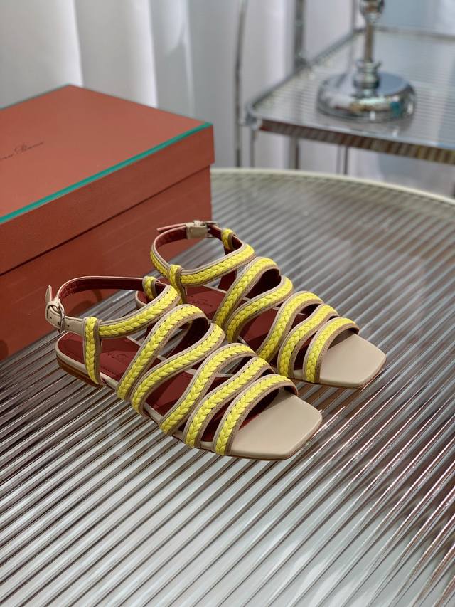 Loro Piana 高版本sprightly Charms系列凉拖鞋。 材质 面料原版牛皮，牛皮内里及垫脚。原版开模定制大底。 码数 35-41 35、41定