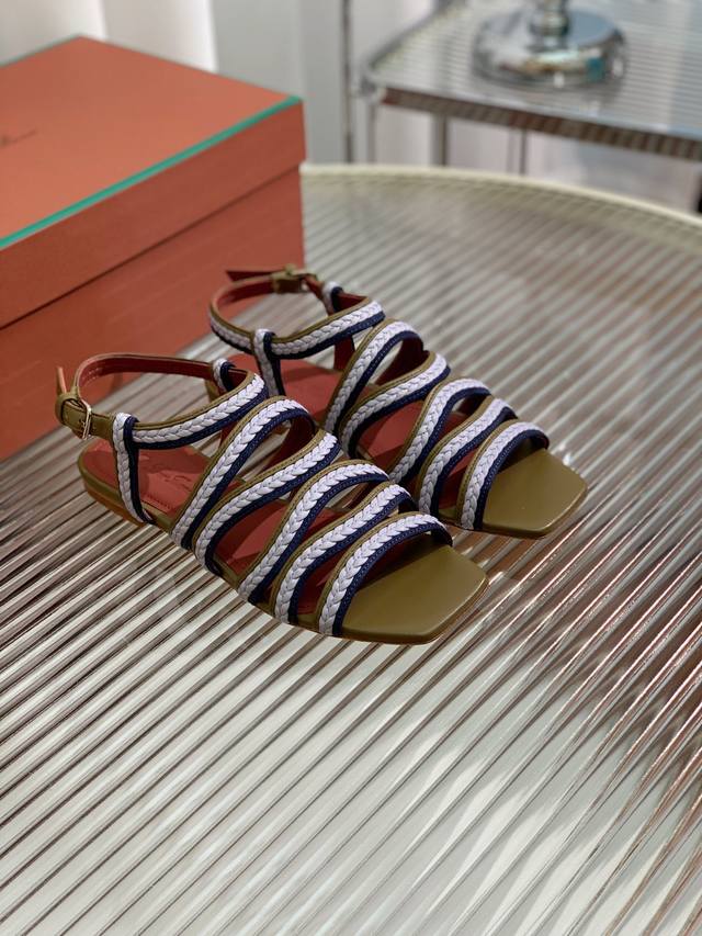 Loro Piana 高版本sprightly Charms系列凉拖鞋。 材质 面料原版牛皮，牛皮内里及垫脚。原版开模定制大底。 码数 35-41 35、41定 - 点击图像关闭