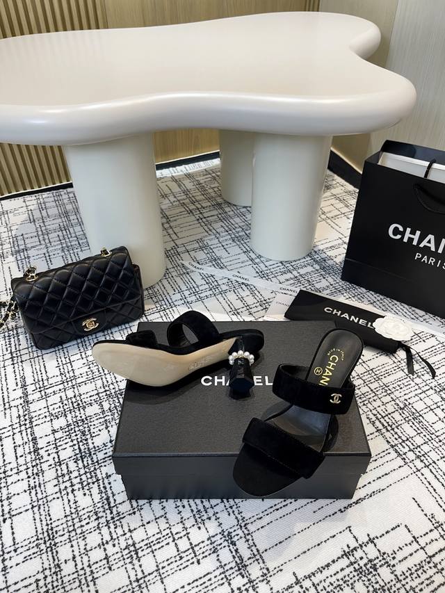 Chanel香奈儿 2024专柜顶级玛丽珍珠拖鞋 凉鞋款 这款经典设计；各大社交平台热门的款式晒图 简直疯抢了、明星仙女们的挚爱 多元化非常百搭，不卡脚也不会磨