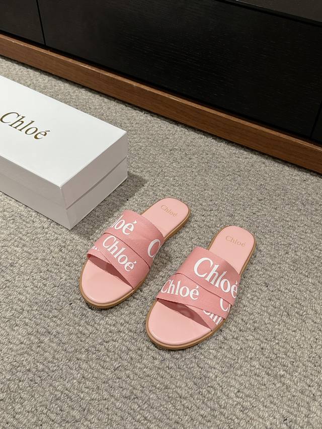 顶级品质 Chloe Ss24 New Arrival 克洛伊2024春夏新品｜平底拖 织带鞋面电绣logo图案，非常有视觉冲击力 大地色系的鞋底，非常的舒适