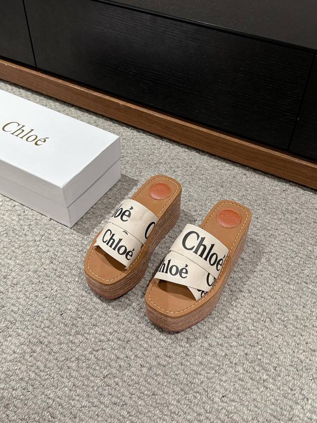 顶级品质 Chloe Ss24 New Arrival 克洛伊2024春夏新品｜坡跟拖 织带鞋面电绣logo图案，非常有视觉冲击力 大地色系的鞋底，非常的舒适