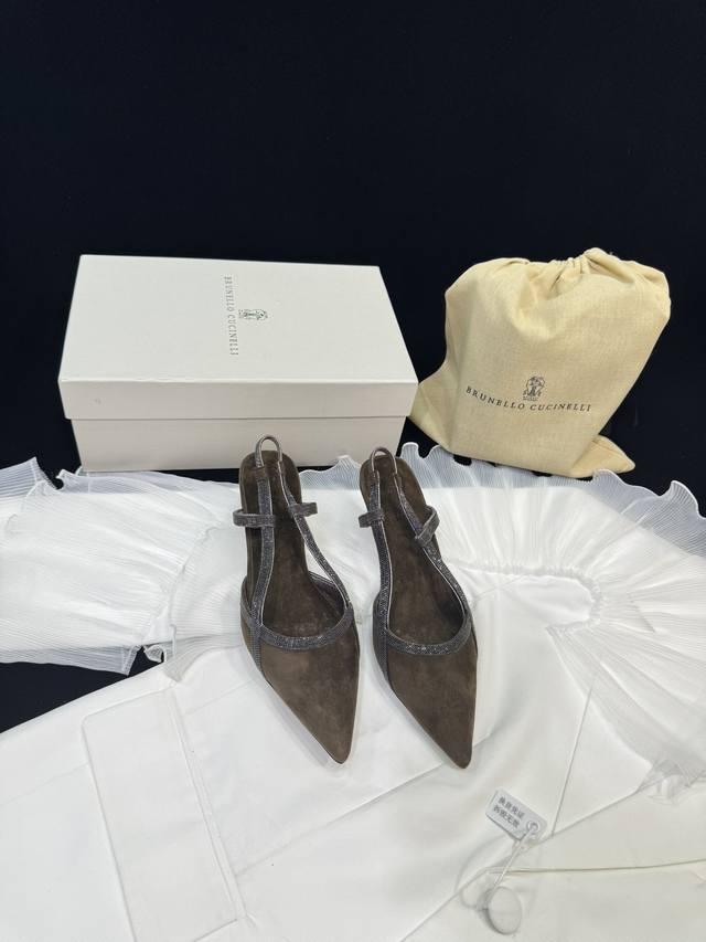Brunello Cucinelli经典复古拖鞋 系列 Bc是意大利知名品牌，极简主义风格，纯手工串联珠链配饰 复古又高级 简约又大气， 属于非常耐看的款式 高