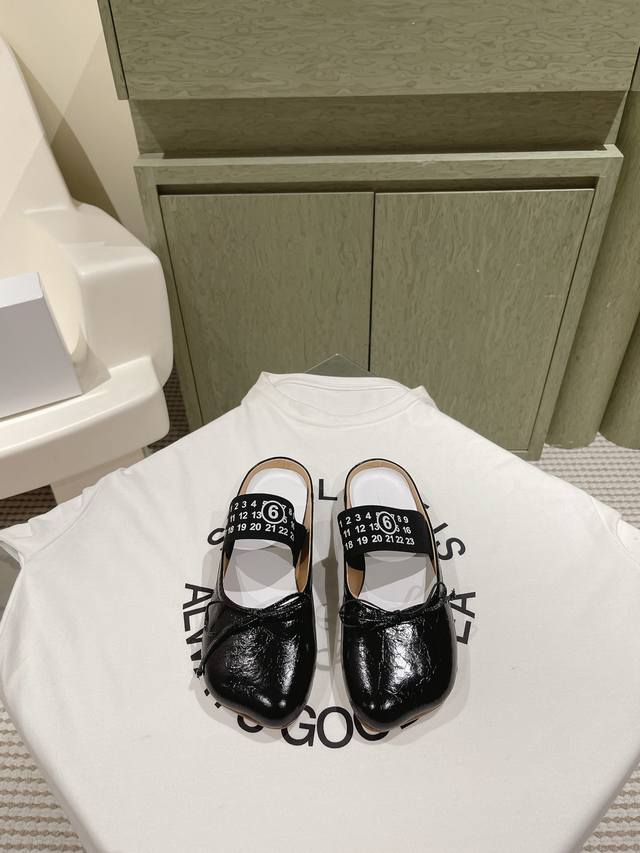 马吉拉专柜同步最新拖鞋 大热时尚风 弹力织带私印系列 Mm6 Maison Margiela的实验性从功能主义的解构美学出发，意想不到的玩味和前卫演绎，多变