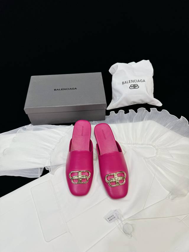 情侣款 Balenciaga 24Ss 新款 春夏 方圆头 平底半拖 包头拖 性感女神首选啦 全新官方独立设计巴黎世家手提包理念双b字母饰扣。 巴家的鞋子太适合