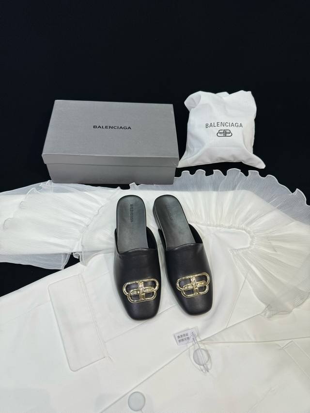 情侣款 Balenciaga 24Ss 新款 春夏 方圆头 平底半拖 包头拖 性感女神首选啦 全新官方独立设计巴黎世家手提包理念双b字母饰扣。 巴家的鞋子太适合