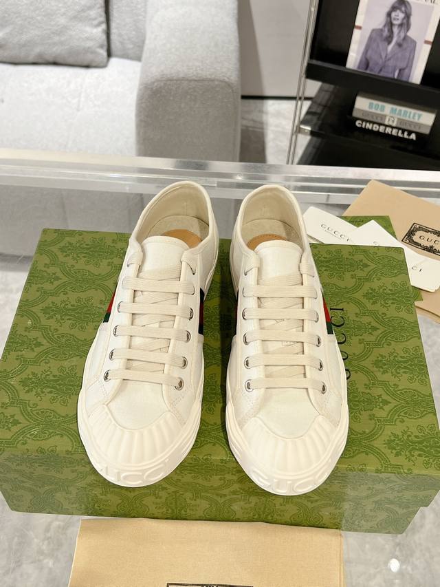 最新guccl复古织带情侣款帆布鞋 做旧运动鞋 这款单品出自gucci Lido系列，设计灵感源自意大利海岸的夏日风情和海滩俱乐部。早秋系列以现代视角焕新诠释品