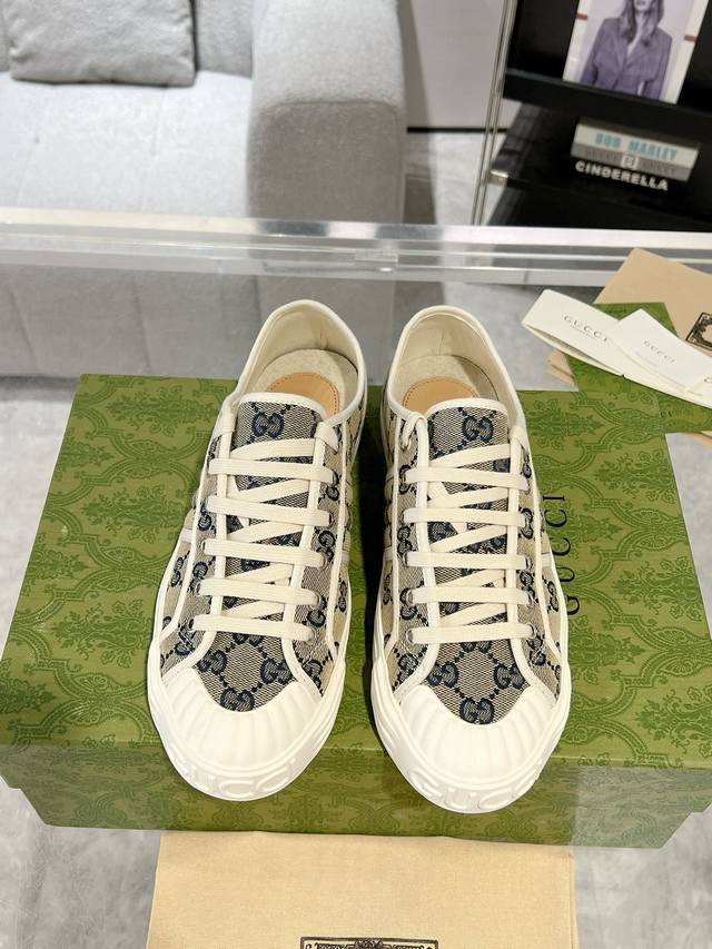 最新guccl复古织带情侣款帆布鞋 做旧运动鞋 这款单品出自gucci Lido系列，设计灵感源自意大利海岸的夏日风情和海滩俱乐部。早秋系列以现代视角焕新诠释品