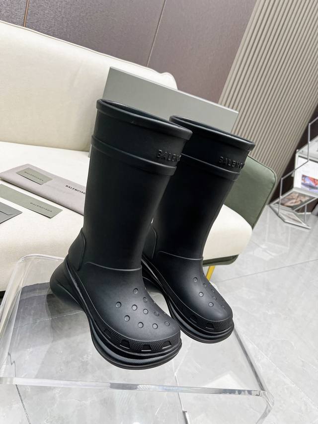 高版本 码数35-45# 巴黎世家crocs联名新款洞洞雨靴出货啦 一款火遍ins、小红书各大平台的雨靴 采用高科技材料、模具一体成型、既轻便、又耐磨、还防