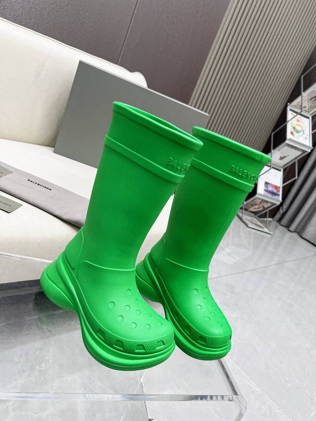 高版本 码数35-45# 巴黎世家crocs联名新款洞洞雨靴出货啦 一款火遍ins、小红书各大平台的雨靴 采用高科技材料、模具一体成型、既轻便、又耐磨、还防