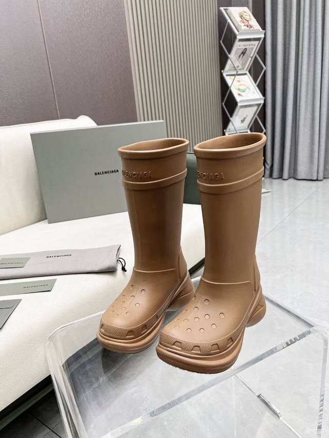 最高版巴黎世*家 X Crocs雨靴.5色发售 在这个in时代必备的雨靴 Balenciag X Crocs 联名洞洞雨靴 进口eva橡塑，摇摇防滑厚底 202