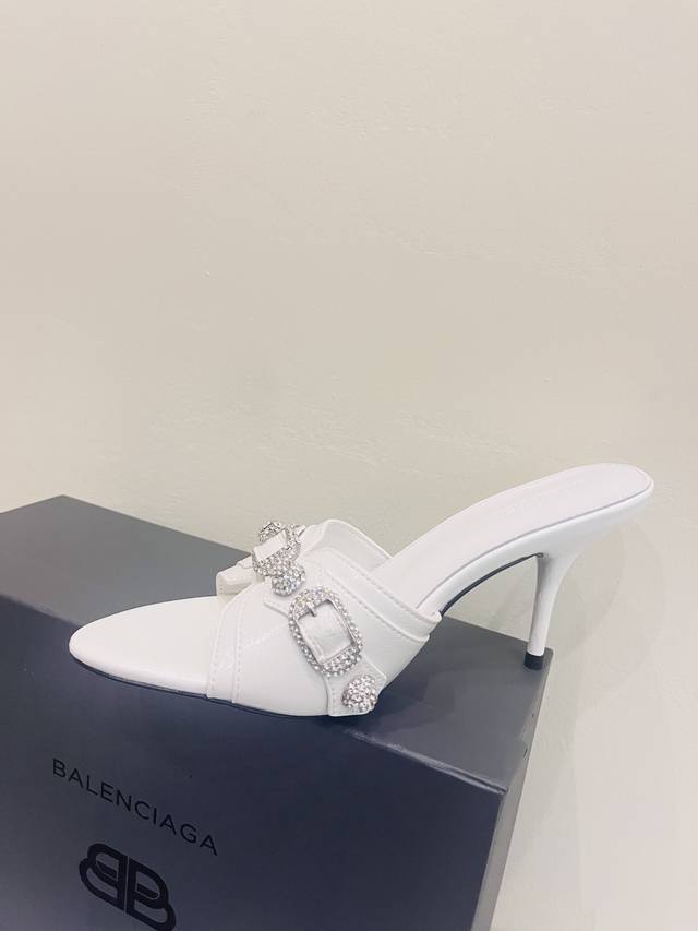 最高版出厂 巴黎世家今年主打的lecagole系列拖鞋,穿上巴黎世家最帅机车风系列，成为街上最美的那个女 顶级版本，独家首发。 新品 Balenciagac