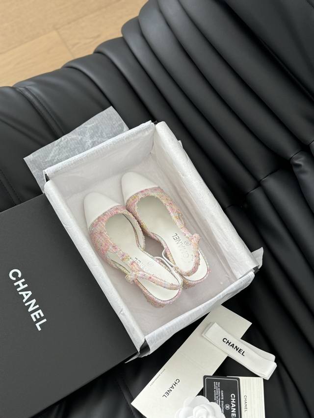 Chanel 经典slingback后空凉鞋 前几年一直在做这个款 今年我们还是重新购版，再次精细copy。 发现新版面的鞋面线条和形体舒适度都做了微调 这个