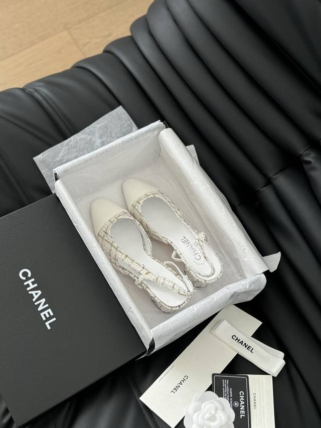 Chanel 经典slingback后空凉鞋 前几年一直在做这个款 今年我们还是重新购版，再次精细copy。 发现新版面的鞋面线条和形体舒适度都做了微调 这个