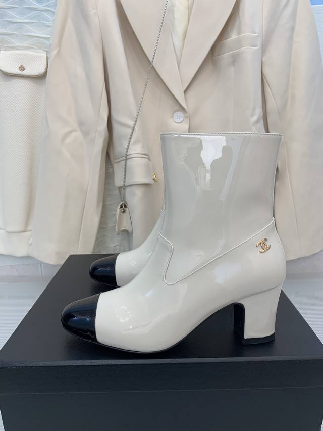 厂价 Chanel 官网新款女靴，上脚舒适，面料采用进口漆皮，内裡垫脚羊皮，跟高6.5 大底:真皮大底 码数35-39 40 41定做