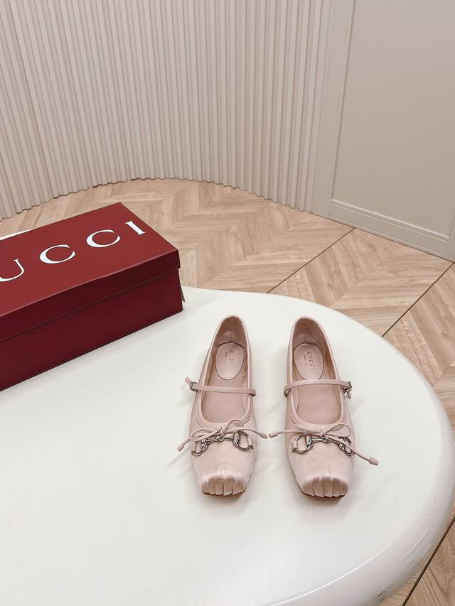 布面 皮面 Gucci古驰芭蕾鞋2025早春系列芭蕾鞋 就说今年是芭蕾鞋大年，Gucci 2025早春系列的芭蕾鞋也火了！小方头设计+经典马衔扣，在精致、优雅中