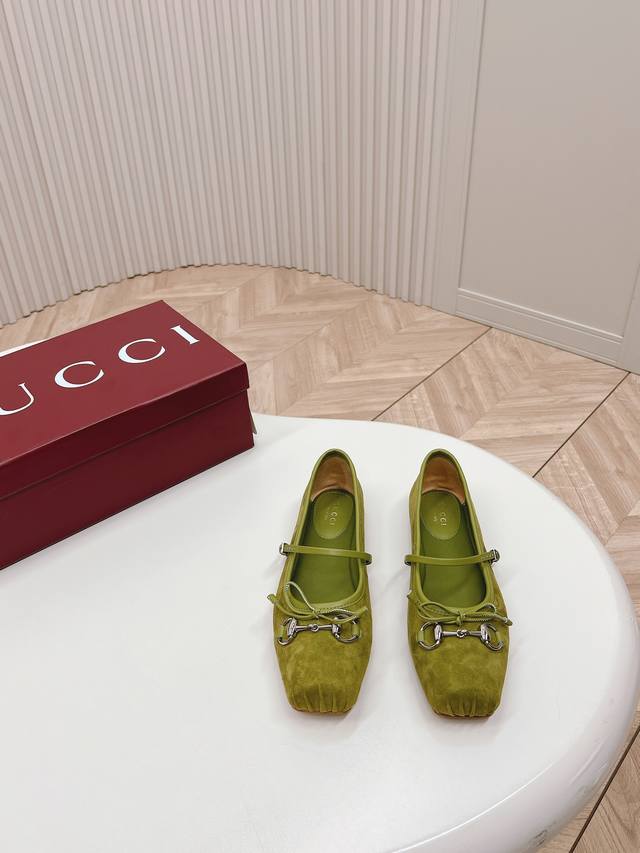 布面 皮面 Gucci古驰芭蕾鞋2025早春系列芭蕾鞋 就说今年是芭蕾鞋大年，Gucci 2025早春系列的芭蕾鞋也火了！小方头设计+经典马衔扣，在精致、优雅中