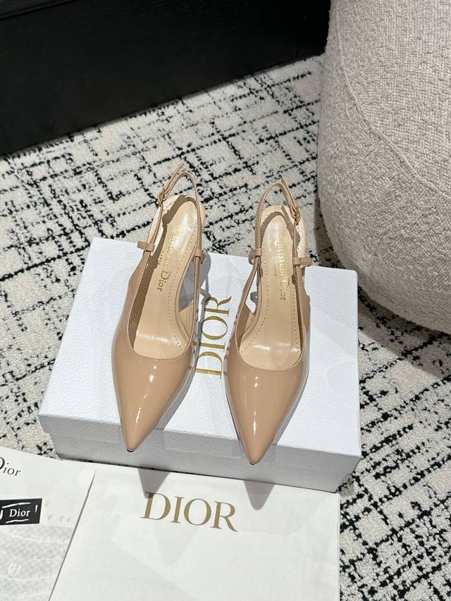 迪奥dior 24 早春爆品拖鞋 这款高跟鞋重新诠释了la Parusienne Dior系列黑色漆皮牛皮革鞋面搭配银色调牛皮革金属饰牌，打造镜面效果！优雅的尖