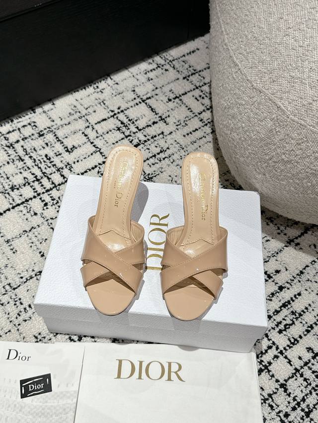 迪奥dior 24 早春爆品拖鞋 这款高跟鞋重新诠释了la Parusienne Dior系列黑色漆皮牛皮革鞋面搭配银色调牛皮革金属饰牌，打造镜面效果！优雅的尖