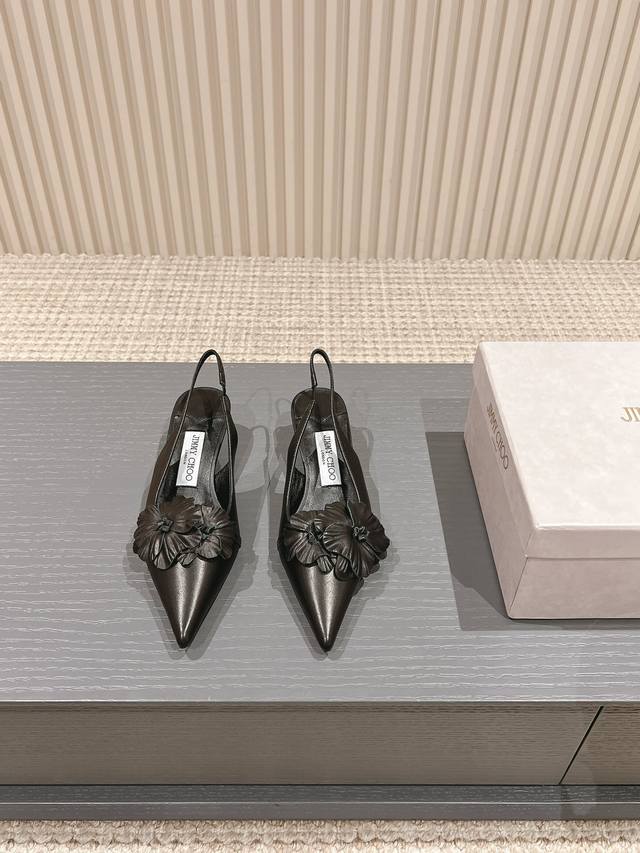 出厂 ， Jimmy Choo*｜Jc 吉米周2024春夏新款amita Flowers 45 系列露跟高跟鞋 以夺目马蹄跟提升经典廓形雅致气场。皮革材质，意大