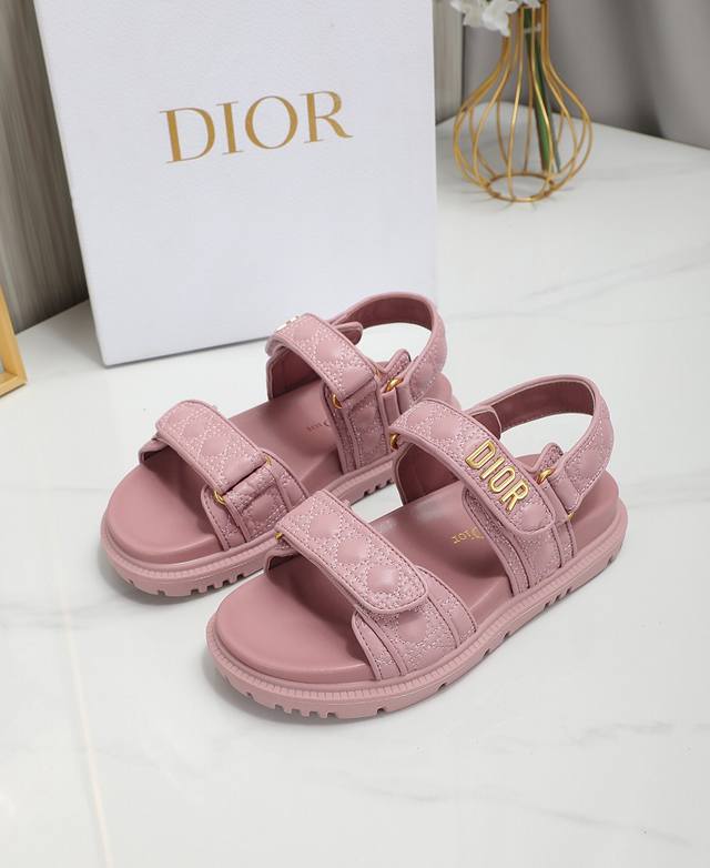 出厂价： Dior2021最新款凉鞋 这款混种羊皮 Dioract 凉鞋款式时尚。搭配贴合脚型的内底，采用格外轻盈、舒适的皮革制作。鞋面饰带采用魔术贴开合，搭配