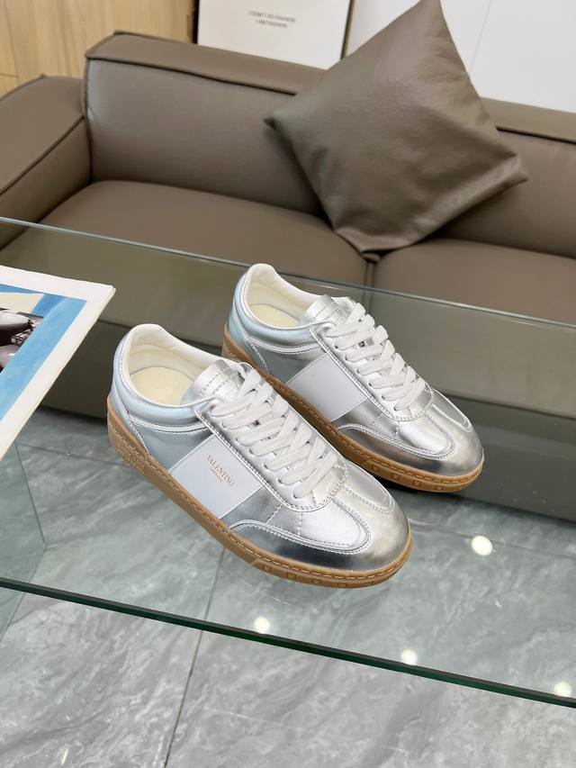 出厂价： Valentino 华伦天奴24Ss春夏运动休闲鞋小白鞋 2024最新款 爆款系列 日本上线后一鞋难求 超级火购入原版开发 每处细节都非常精致 内里: