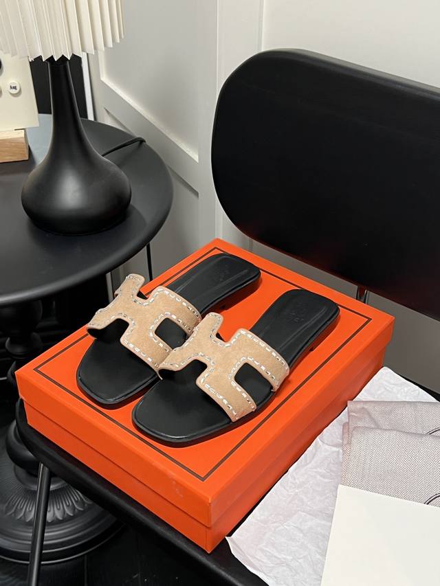 出厂： Hermes Oran 凉鞋 追求珐琅 百分百纯手工 花色内里牛皮凉鞋，经典“H”鞋面。此鞋款是您衣橱中的点睛单品，充分展现爱马仕经典风格独有的百搭魅力