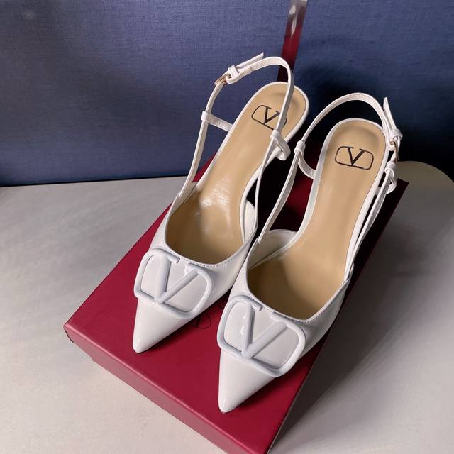 出厂： Valentino 华伦天奴 经典v扣漆皮尖头单鞋 高跟凉鞋 跟高：平底、4Cm、6Cm、8Cm、10Cm 码数：34-42