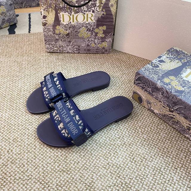 出厂： Dior 迪奥专柜新款女士平底拖鞋. 时尚新颖.简约大气而不失雅致.原版1：1开发，材质与原版一致。 码数35-40. 41-42可定做
