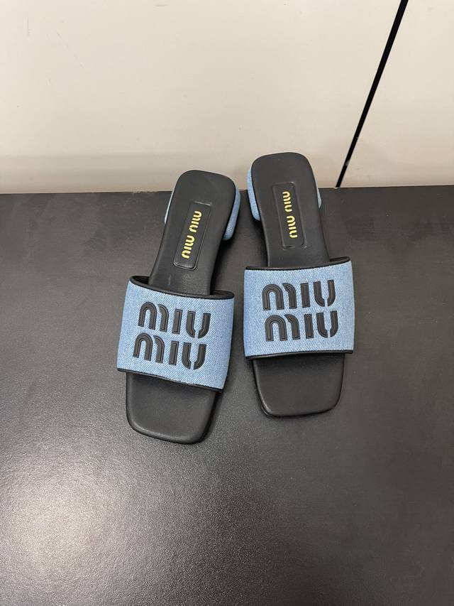 Miu Miu 24Ss 最新夏季 高跟 平底 褶皱 牛仔布 拖鞋 今年夏天为你们多准备几双必备拖鞋，老顾客都反应对这款需求很大！ 专门订制的一批为miumiu