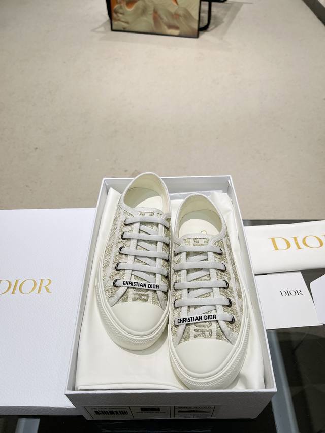 顶级版本。P 2053新品walk N Dior 刺绣帆布鞋系列 全棉丝双面立体刺绣，正品店抢购排单爆款，Ins明星网红凹造型秀。 此款鞋所有材料均为原版开模，