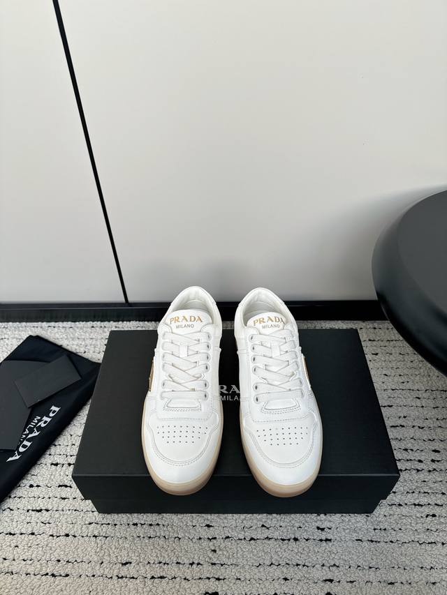 Prada普拉达 24Ss 春夏最新 三角标 休闲 运动鞋 原版购入开发 做货 这款皮革运动鞋时尚简洁，展现出极简风格和运动个性的充分融合。 搭配经典的棉质鞋带